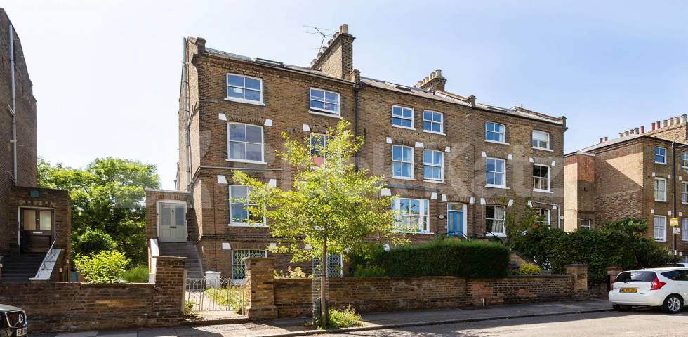 High ceilings wood floors within a period house mins to tube and shops Hartham Road , Caledonian Road